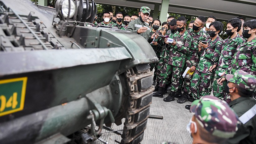 Begini Prajurit TNI AD Latihan Bongkar Pasang Rantai Tank AMX-13 APC - Bagian 3