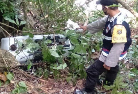 Ajaib, Pasutri di Kolaka Utara Selamat setelah Avanza Masuk Jurang 25 Meter