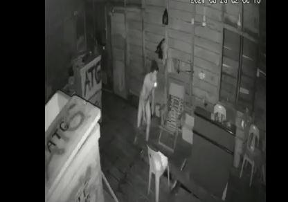 Hii, Pencuri Berkolor di Tanjungpinang Terekam CCTV Gasak Ikan dalam Gudang