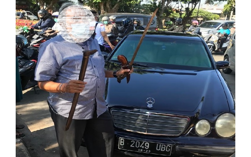 Bawa Pedang dan Badik, Pria Diduga Sopir Pengacara Habib Rizieq Ditangkap Polisi