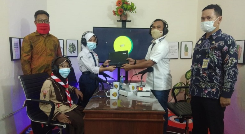 title Curhat Kesulitan PJJ Selama Pandemi, 2 Siswa di Batang Dapat Kejutan dari Bupati Curhat Kesulitan PJJ Selama Pandemi, 2 Siswa di Batang Dapat Kejutan dari Bupati