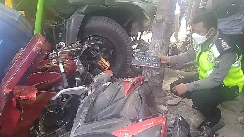 title Dump Truk Oleng Tabrak Motor Roda 3 di Lamongan, 1 Penumpang Tewas Dump Truk Oleng Tabrak Motor Roda 3 di Lamongan, 1 Penumpang Tewas