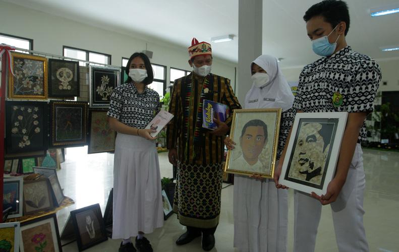 Keren, Siswa SMPN 1 Semarang Ciptakan 1001 Lukisan dari Limbah Kulit Bawang Putih