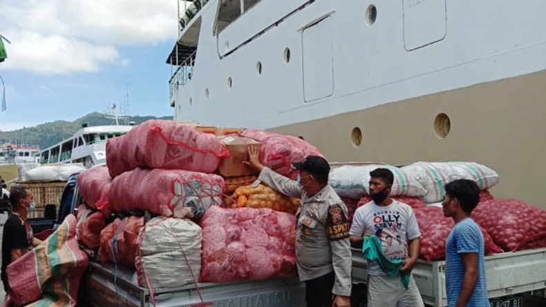 Polisi Gagalkan Penyelundupan Ratusan Liter Cap Tikus ke Sorong di Pelabuhan Bitung