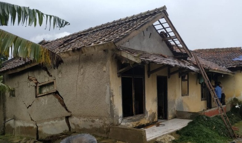 Terancam Pergerakan Tanah, 8 Rumah di Pasirwangi Garut Retak dan Nyaris Roboh