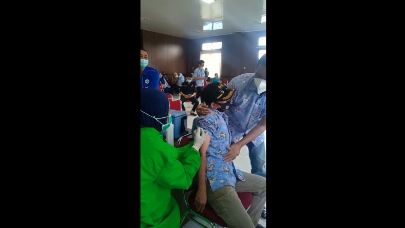 Kocak, Sekretaris Desa Ini Kabur saat Mau Divaksin