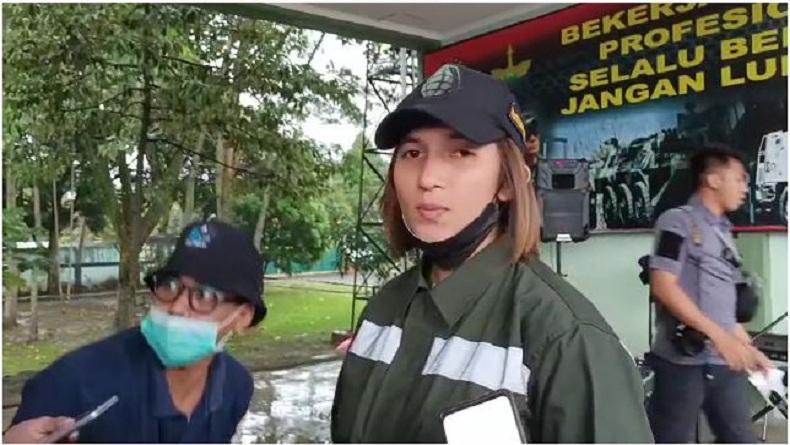 title Serda Maria, Tentara TNI AD Cantik Berambut Pirang yang Mampu Jinakkan Meriam Gunung Serda Maria, Tentara TNI AD Cantik Berambut Pirang yang Mampu Jinakkan Meriam Gunung