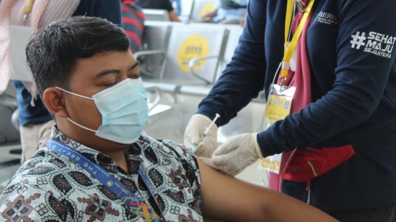 434 Petugas di Bandara Radin Inten Lampung Disuntik  Vaksin Covid-19