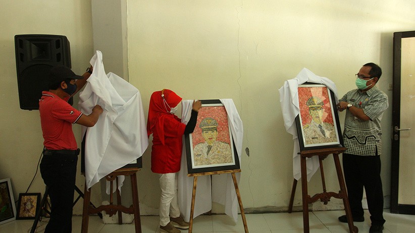 Pelajar SMPN 1 Semarang Bikin Lukisan Jokowi dari Limbah Kulit Bawang Putih - Bagian 3