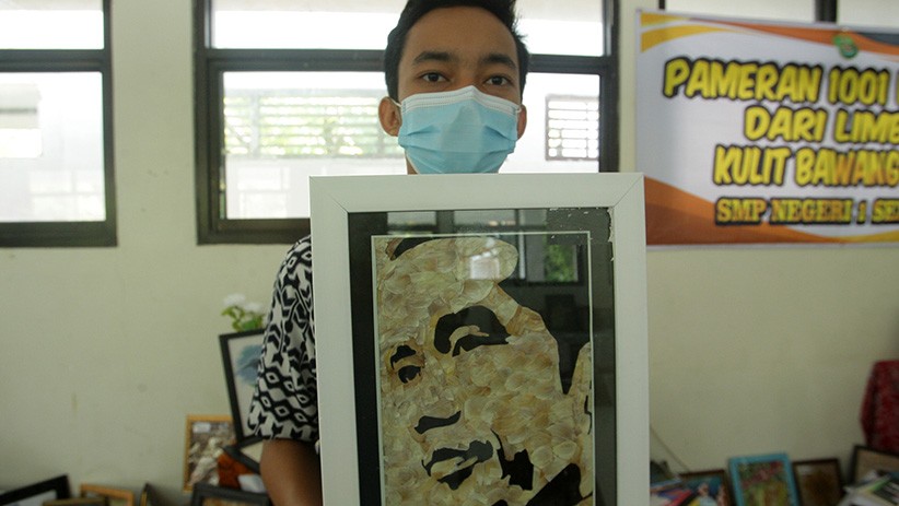 Pelajar SMPN 1 Semarang Bikin Lukisan Jokowi dari Limbah Kulit Bawang Putih - Bagian 1