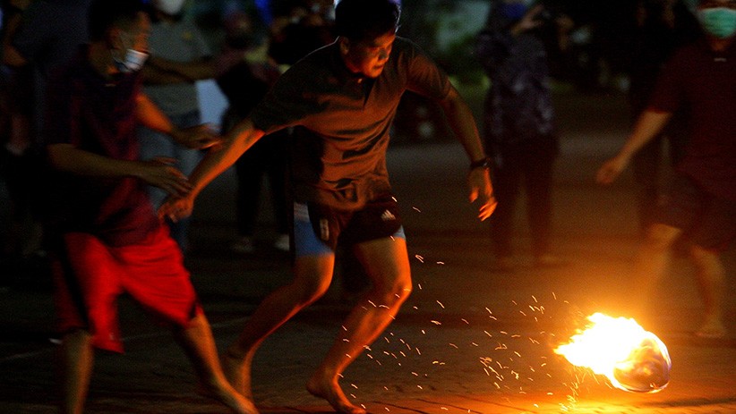 Serunya Main Sepak Bola Api Meriahkan HUT ke-474 Kota Semarang - Bagian 1