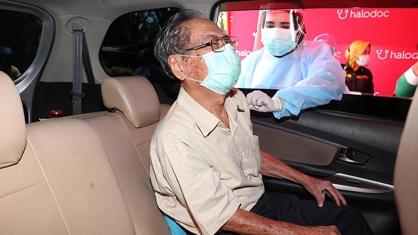 Layanan Vaksinasi Drive Thru Pertama di Surabaya - Bagian 1