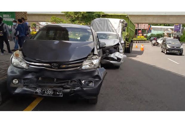 title Tabrakan Karambol Libatkan 11 Kendaraan, Sopir Truk Terancam 1 Tahun Bui Tabrakan Karambol Libatkan 11 Kendaraan, Sopir Truk Terancam 1 Tahun Bui