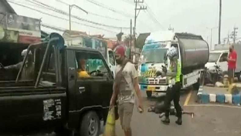 title Bantu Atur Lalu Lintas, Sukarelawan Ini Tewas Ditabrak Truk Tangki Rem Blong Bantu Atur Lalu Lintas, Sukarelawan Ini Tewas Ditabrak Truk Tangki Rem Blong