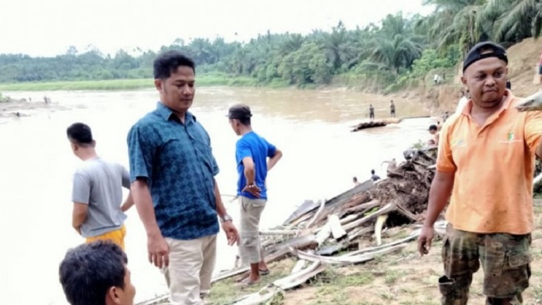 title Sungai Batang Serangan Tercemar, Ribuan Ikan Mabuk dan Mati Sungai Batang Serangan Tercemar, Ribuan Ikan Mabuk dan Mati