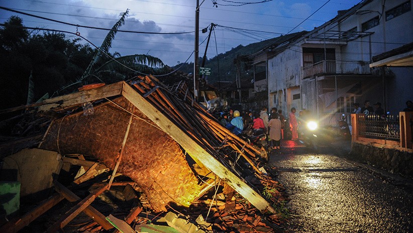Ratusan Rumah Rusak Diterjang Angin Puting Beliung di Bandung - Bagian 1