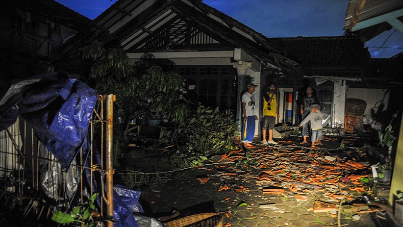 Ratusan Rumah Rusak Diterjang Angin Puting Beliung di Bandung - Bagian 2