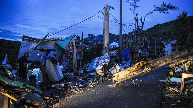 Ratusan Rumah Rusak Diterjang Angin Puting Beliung di Bandung - Bagian 3
