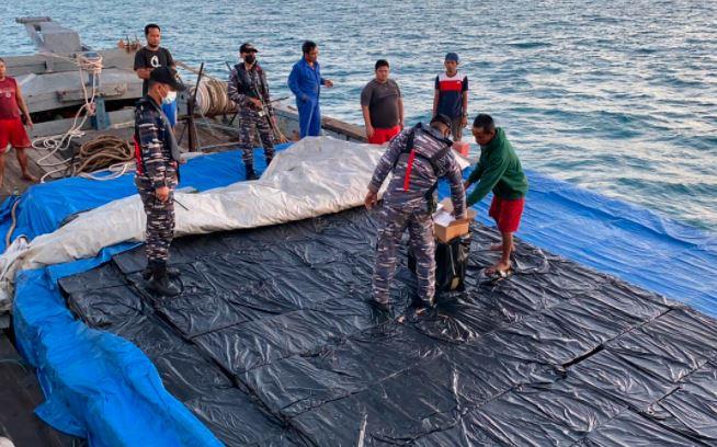 KRI Alamang 644 Gagalkan Penyelundupan Ribuan Kardus Rokok Senilai Rp5 Miliar