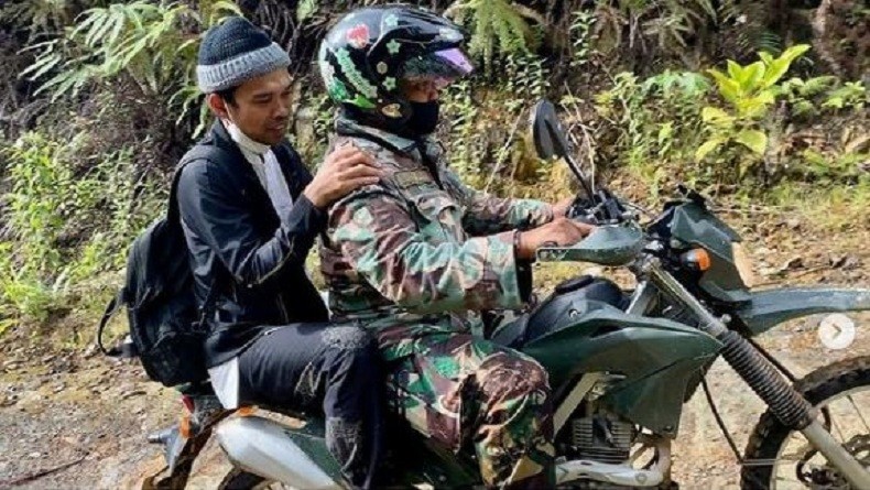 Potret Ustaz Abdul Somad Dibonceng Babinsa Tempuh Jalan Ekstrem Berjam-jam