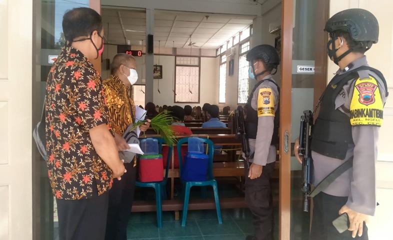 Antisipasi Teror Bom, Gereja di Blora Dijaga Ketat Polisi Bersenjata