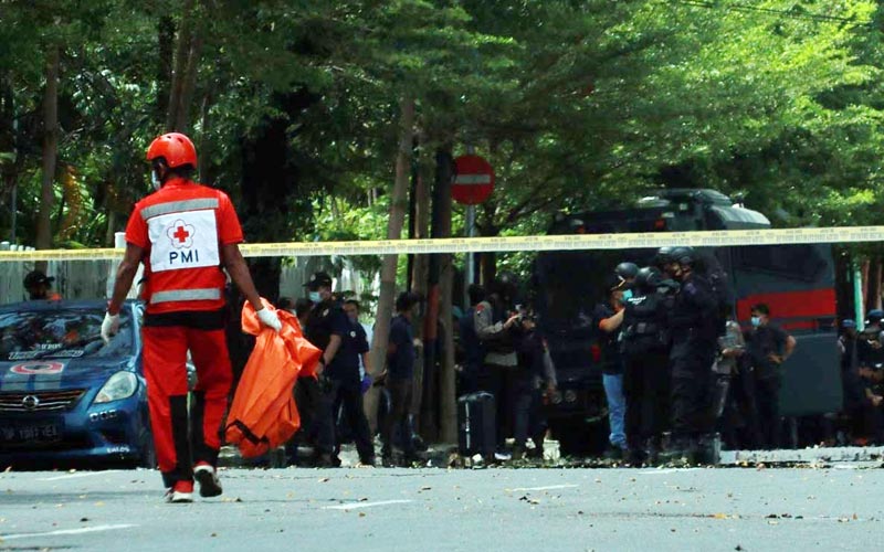 Polisi Evakuasi Jenazah Terduga Pelaku Bom Bunuh Diri di Gereja Katedral Makassar - Bagian 2