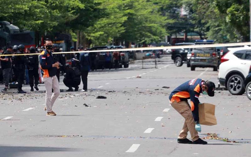 Polisi Evakuasi Jenazah Terduga Pelaku Bom Bunuh Diri di Gereja Katedral Makassar - Bagian 3