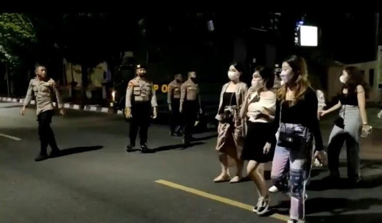 title  Langgar PPKM, Tempat Hiburan di Semarang Disegel dan 95 Pengunjung di Swab Antigen  Langgar PPKM, Tempat Hiburan di Semarang Disegel dan 95 Pengunjung di Swab Antigen