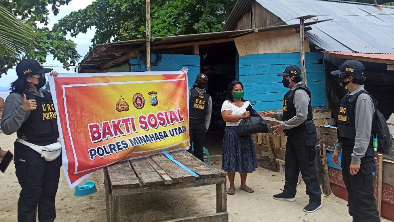 Peduli saat Pandemi, URC Polwan Polres Minahasa Utara Bagikan Sembako di Daerah Kepulauan