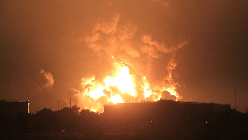 Penampakan Kebakaran Kilang Minyak Pertamina Balongan, Api Membubung Tinggi - Bagian 4