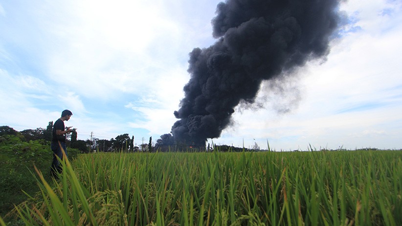 Kebakaran Kilang Minyak Pertamina Balongan Belum Padam, Asap Hitam Mengepul - Bagian 3