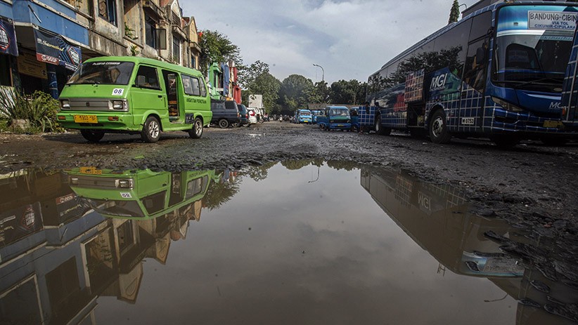 Terminal Cibinong Tidak Terawat, Jalanan Rusak dan Tergenang Air - Bagian 2