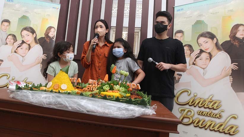 Pemain Sinetron Cinta untuk Bunda Potong Tumpeng Syukuran Tayang Perdana - Bagian 2