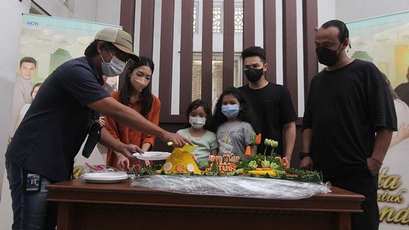 Pemain Sinetron Cinta untuk Bunda Potong Tumpeng Syukuran Tayang Perdana - Bagian 1