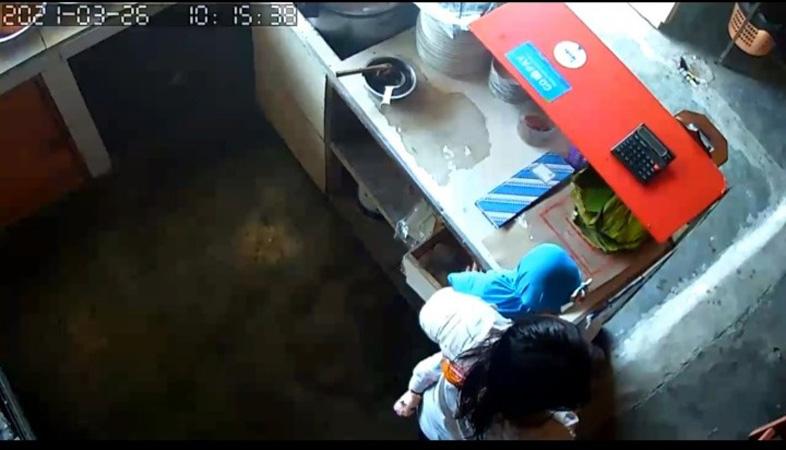 Terekam CCTV, Ibu sambil Gendong Balita Curi Uang di Warung Makan