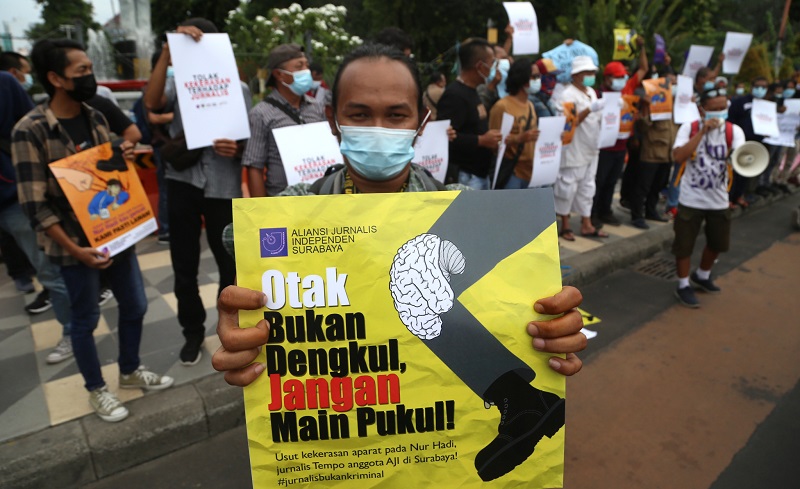 title Demo Penganiayaan Nurhadi, Jurnalis: Otak Bukan Dengkul Jangan Main Pukul Demo Penganiayaan Nurhadi, Jurnalis: Otak Bukan Dengkul Jangan Main Pukul