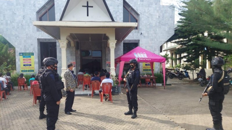 Usai Aksi Bom Bunuh Diri di Makassar, Brimob Polda Lampung Patroli ke Gereja