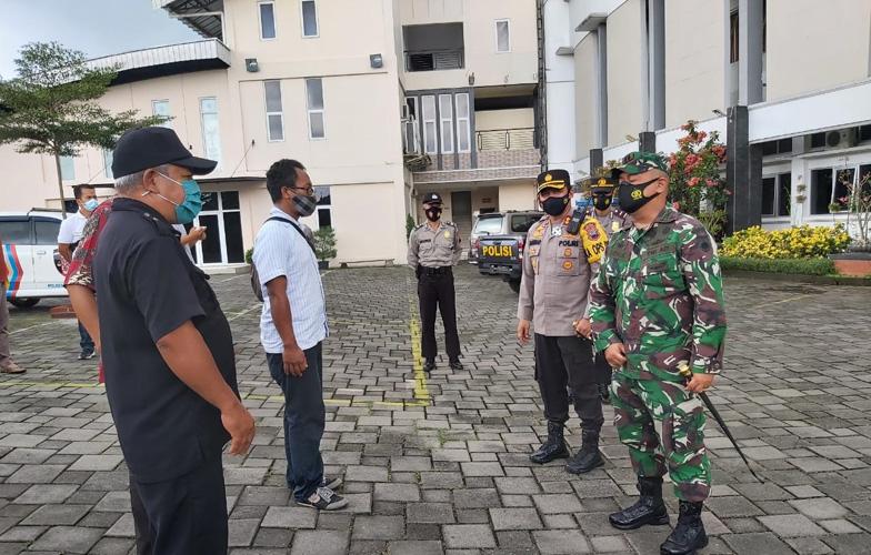 title Antisipasi Terorisme, Personel TNI-Polri Perketat Pengamanan Gereja di Salatiga Antisipasi Terorisme, Personel TNI-Polri Perketat Pengamanan Gereja di Salatiga