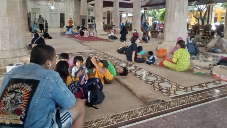 title Kebakaran Kilang Minyak Pertamina Balongan, Warga Cium Bau Bensin Menyengat sebelum Ledakan Kebakaran Kilang Minyak Pertamina Balongan, Warga Cium Bau Bensin Menyengat sebelum Ledakan