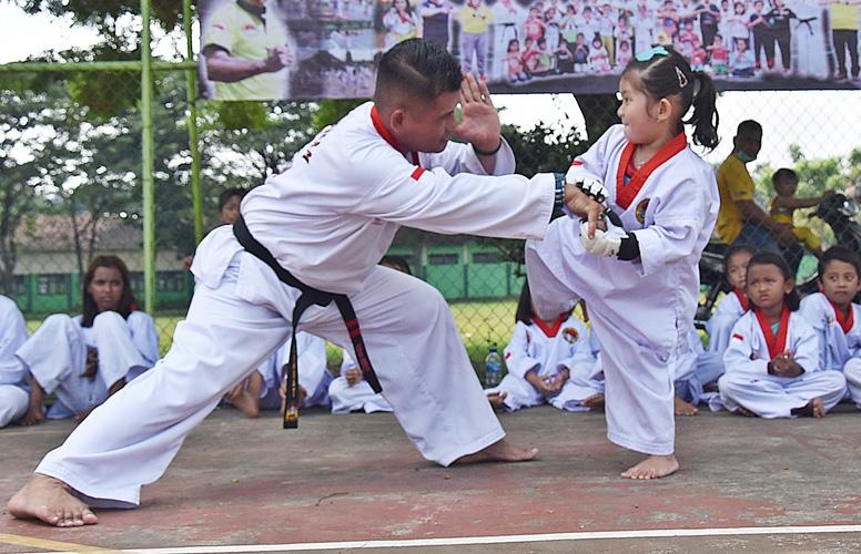 title Seru, Anak dan Bapak Tarung Bebas di Asrama TNI AD Mrican Semarang Seru, Anak dan Bapak Tarung Bebas di Asrama TNI AD Mrican Semarang
