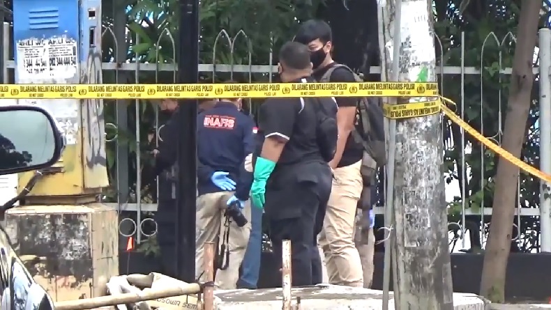 title Olah TKP Bom Bunuh Diri di Makassar, Warga Melintas Diperiksa Petugas Olah TKP Bom Bunuh Diri di Makassar, Warga Melintas Diperiksa Petugas
