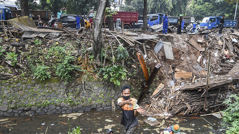Berdiri di Atas Aset Pemprov DKI Jakarta, Puluhan Bangunan Liar Dibongkar - Bagian 3