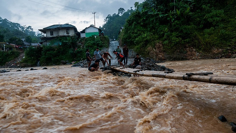 Warga Nekat Lewati Derasnya Arus Sungai karena Jembatan Rusak di Lebak  - Bagian 2