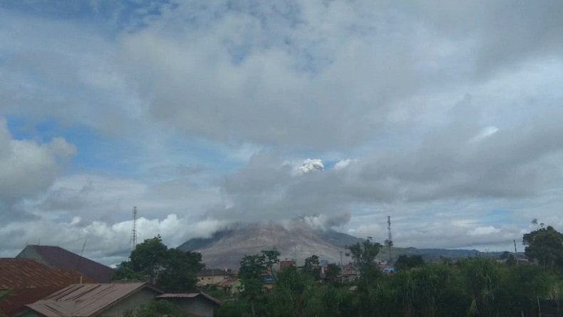 Gunung Sinabung Erupsi, Semburkan Abu Vulkanis Setinggi 1.000 Meter