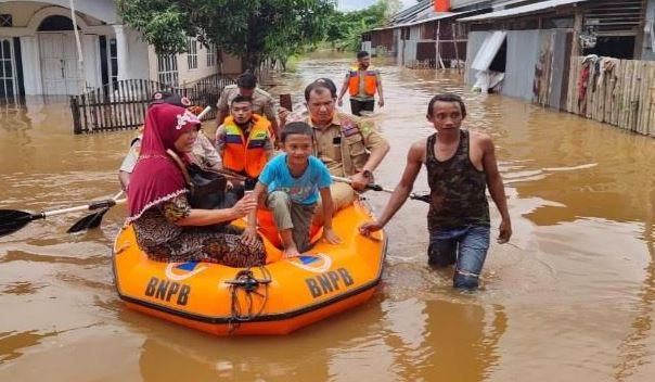 Banjir 2 Meter Rendam Ratusan Rumah di Pekanbaru, Warga Dievakuasi