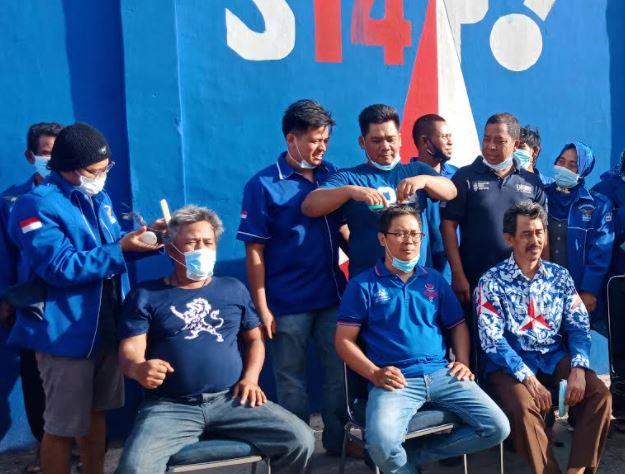 title Hasil KLB Deliserdang Ditolak, Kader Demokrat Kota Serang Cukur Gundul Hasil KLB Deliserdang Ditolak, Kader Demokrat Kota Serang Cukur Gundul