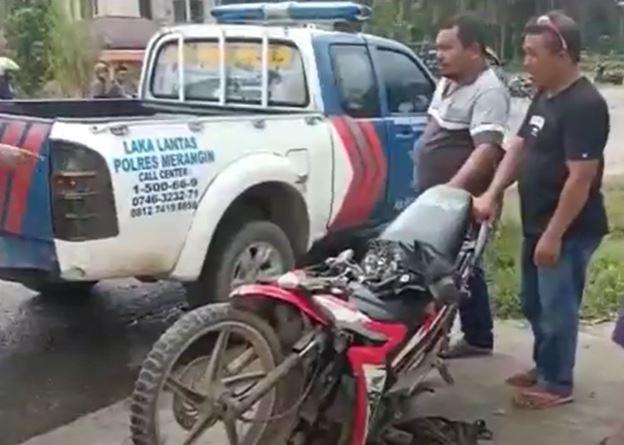 Ngeri, Pemotor Tewas Ditabrak hingga Masuk Kolong Mobil Pikap L300 di Merangin