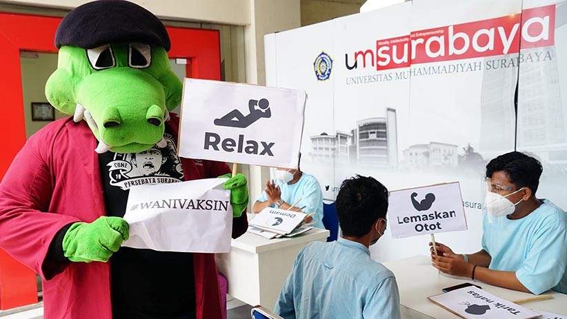 Berikan Semangat, Jojo dan Zoro Sambut Peserta Vaksinasi di UMSurabaya - Bagian 3