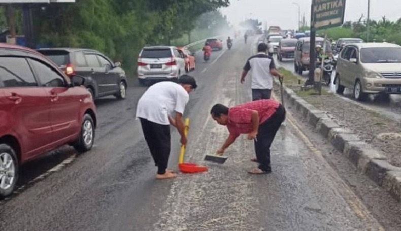 Awas! Ada Limbah Seperti Jelly Tercecer di Jalan Raya Klari Karawang