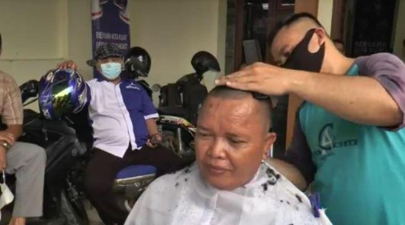 title KLB Deliserdang Ditolak Pemerintah, Belasan Kader Demokrat Kota Semarang Cukur Gundul  KLB Deliserdang Ditolak Pemerintah, Belasan Kader Demokrat Kota Semarang Cukur Gundul